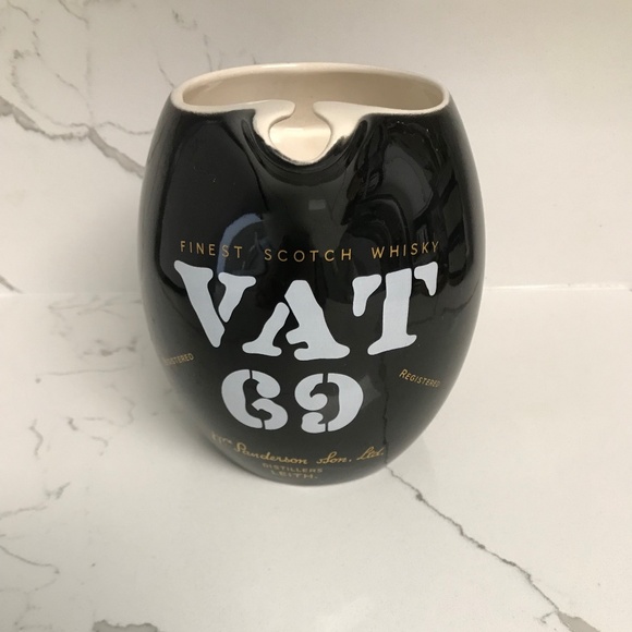 Vintage 60s Vat 69 Wade of England Whiskey Jug Pitcher Black 5.75” Tall - Picture 4 of 5